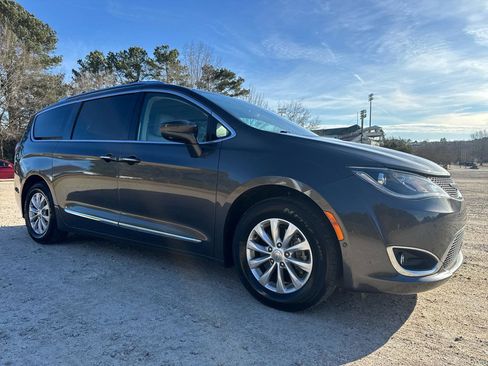 Used 2018 Chrysler Pacifica Touring-L w/ Advanced Safetytec Group image 4