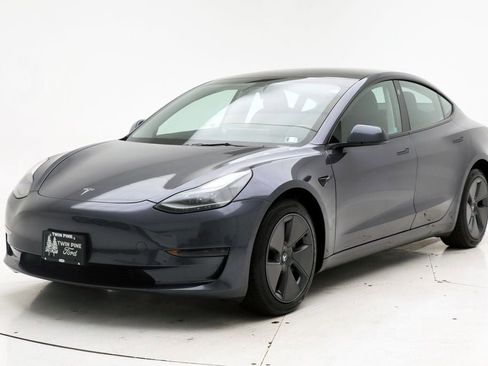 Used 2023 Tesla Model 3 Standard Range image 2
