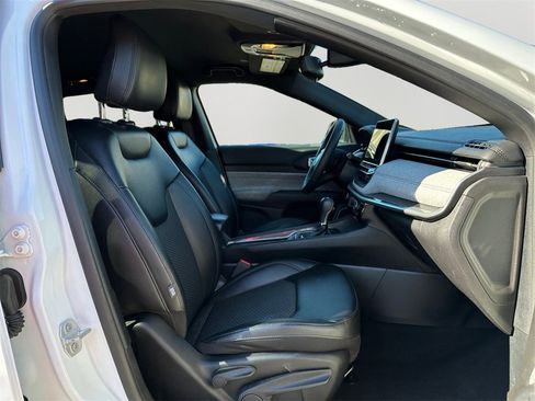 Used 2024 Jeep Compass Latitude image 12