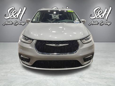 Used 2021 Chrysler Pacifica Touring-L w/ Uconnect Theater Family Group FWD image 4