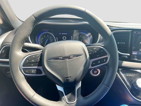 Used 2025 Chrysler Pacifica Select FWD image 11