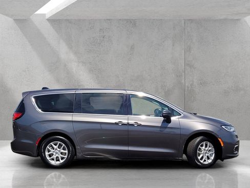Used 2023 Chrysler Pacifica Touring-L FWD image 4
