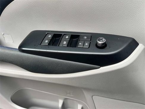 Used 2019 Toyota Highlander LE image 21