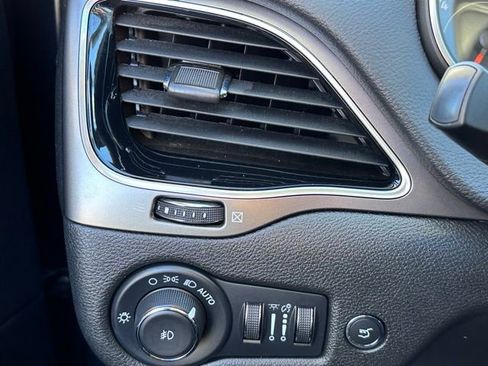 Used 2022 Jeep Cherokee Limited image 17