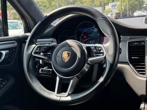 Used 2018 Porsche Macan Turbo AWD/4WD image 32