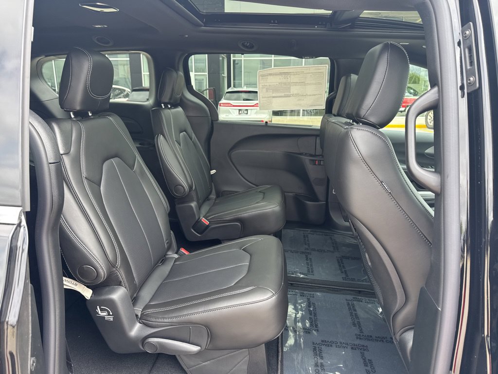 New 2027 Chrysler Pacifica Select w/ Family Tech Group AWD/4WD image 33