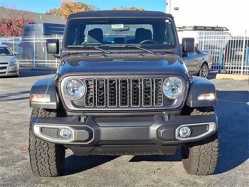 Used 2024 Jeep Gladiator Sport image 2