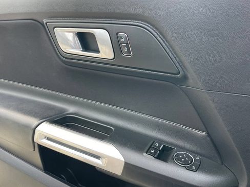 Used 2018 Ford Mustang Coupe RWD image 10