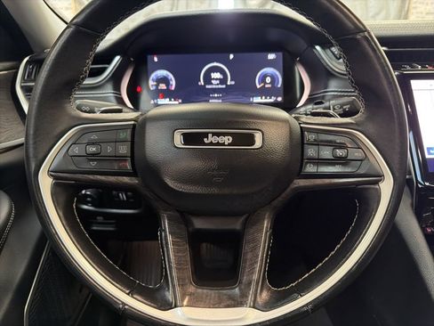 Used 2022 Jeep Grand Cherokee Limited image 16