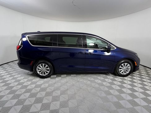 Used 2017 Chrysler Pacifica Touring w/ Tire & Wheel Group FWD image 4