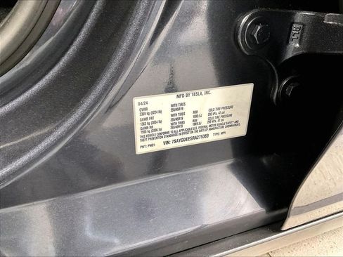 Used 2024 Tesla Model Y Long Range AWD/4WD image 36