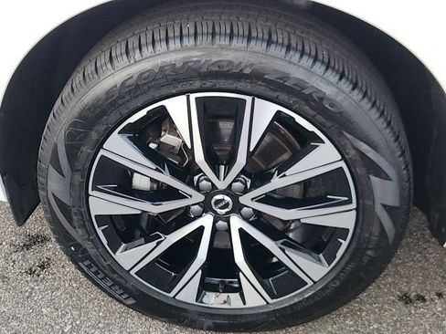 Certified 2025 Volvo XC60 B5 Plus image 33