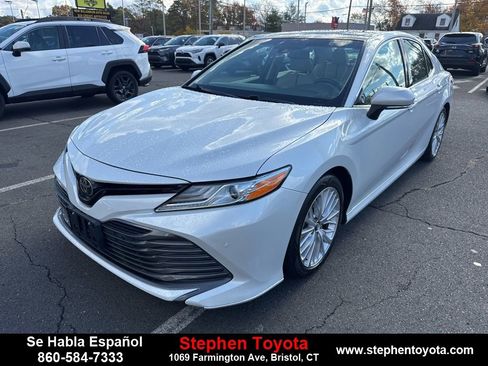 Used 2018 Toyota Camry XLE image 3