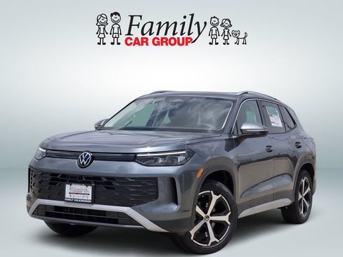 Used 2025 Volkswagen Tiguan SE FWD image 1