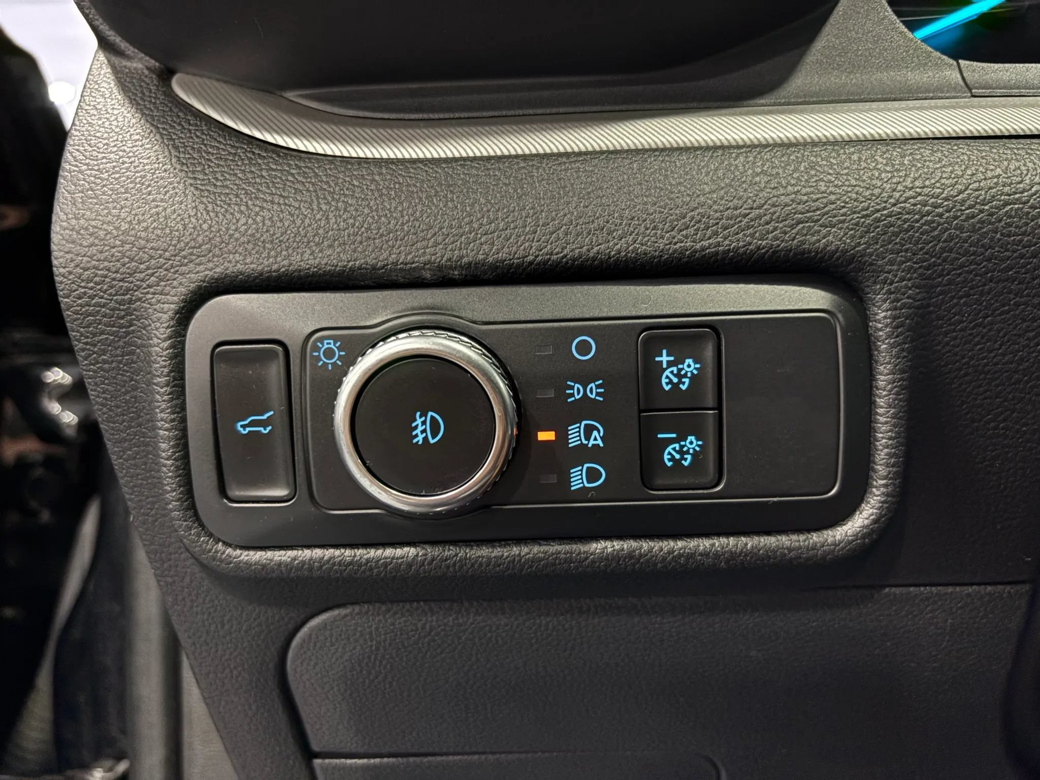 Used 2021 Ford Explorer XLT w/ Equipment Group 202A RWD image 30