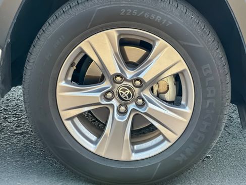 Used 2025 Toyota RAV4 XLE AWD/4WD image 25