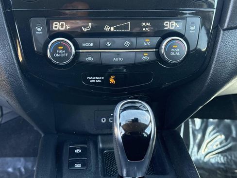 Used 2019 Nissan Rogue SV w/ Premium Package image 26