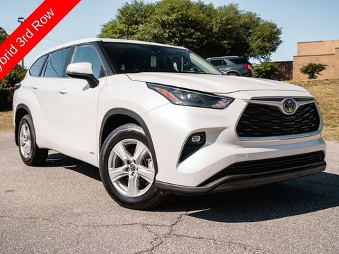 Used 2023 Toyota Highlander LE AWD/4WD image 1