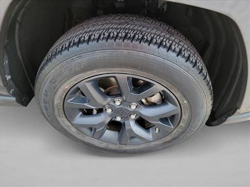 Used 2021 Toyota RAV4 LE FWD image 10