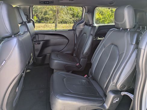 Used 2021 Chrysler Pacifica Touring-L w/ S Appearance Package image 17