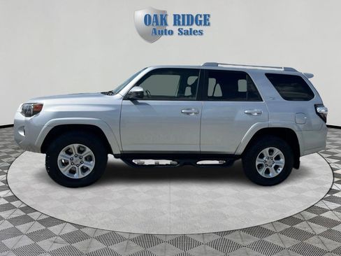 Used 2017 Toyota 4Runner SR5 AWD/4WD image 8