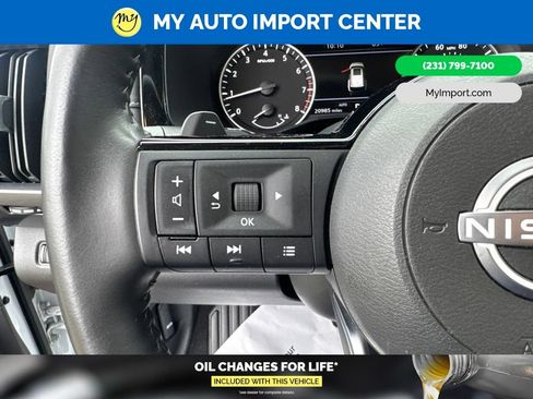 Used 2025 Nissan Pathfinder SL AWD/4WD image 16