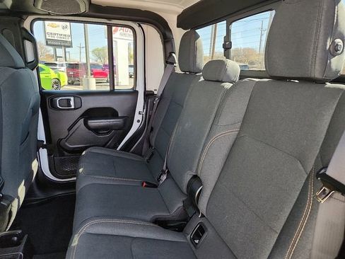 Used 2025 Jeep Gladiator Nighthawk image 9