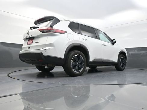 Used 2024 Nissan Rogue SV AWD/4WD image 39