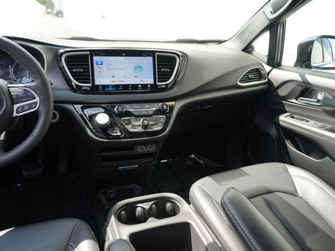 Used 2025 Chrysler Pacifica Select FWD image 20