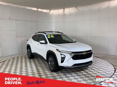 Used 2024 Chevrolet Trax LT w/ Driver Confidence Package FWD image 1