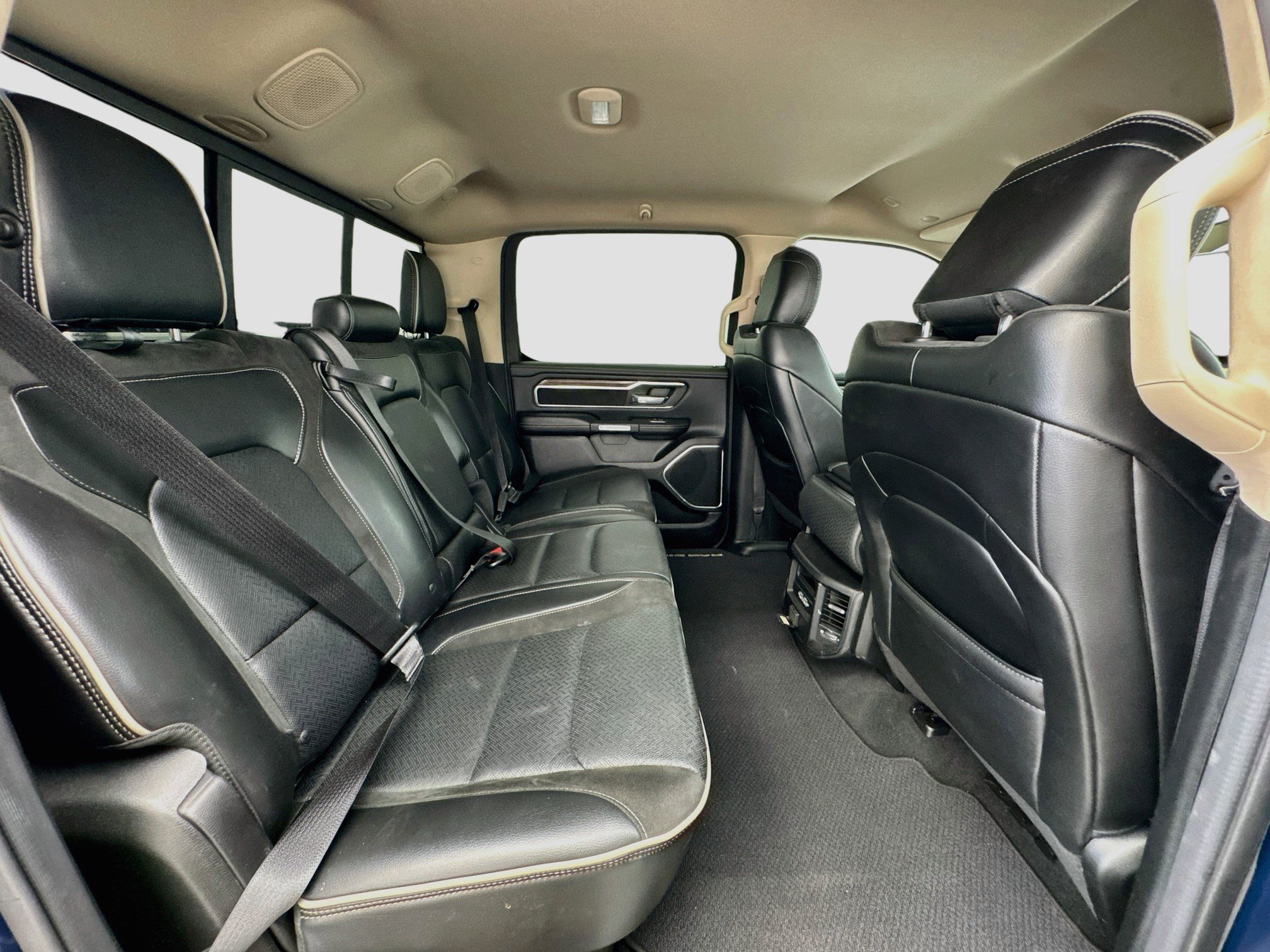 Used 2019 RAM 1500 Laramie AWD/4WD image 18