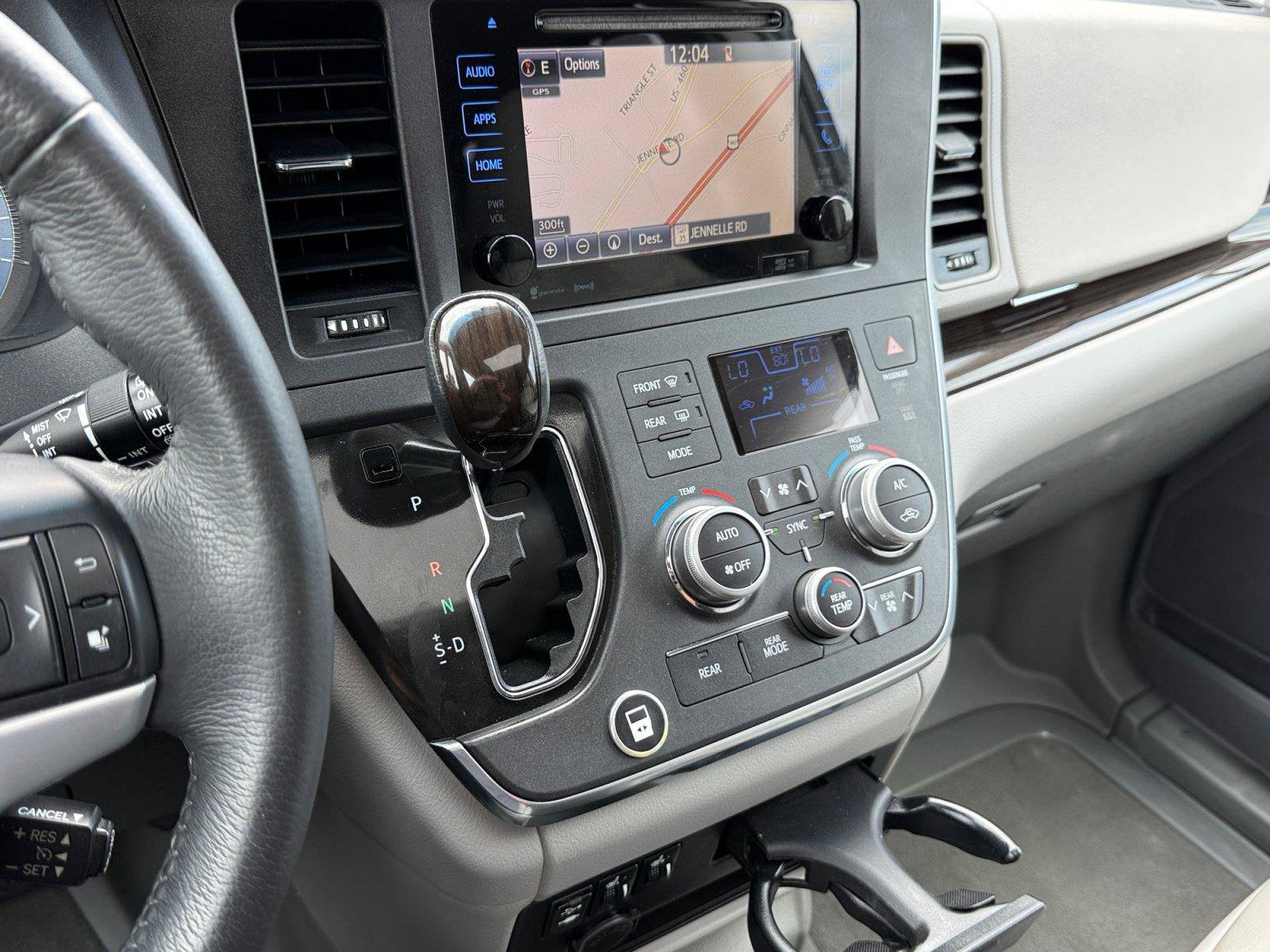 Used 2017 Toyota Sienna XLE w/ XLE Navigation Package FWD image 30