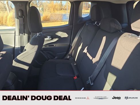 Used 2023 Jeep Renegade Latitude AWD/4WD image 25