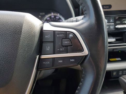 Certified 2023 Toyota Highlander XLE image 24