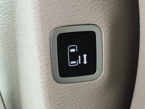 Used 2022 Chrysler Voyager LX image 29