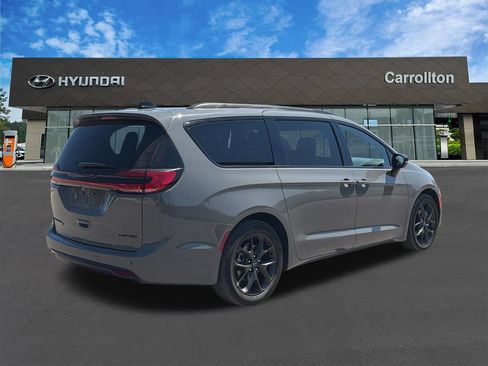 Used 2025 Chrysler Pacifica Limited FWD image 5
