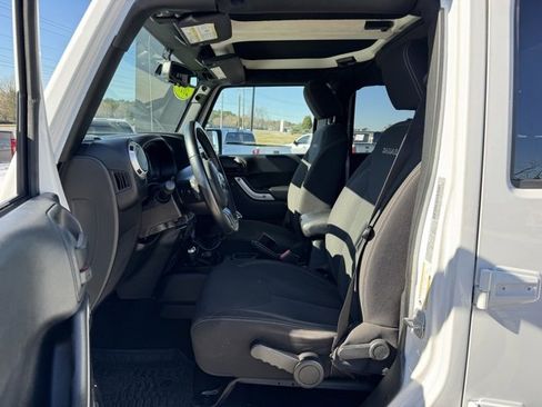 Used 2017 Jeep Wrangler Unlimited Sahara w/ Connectivity Group image 18