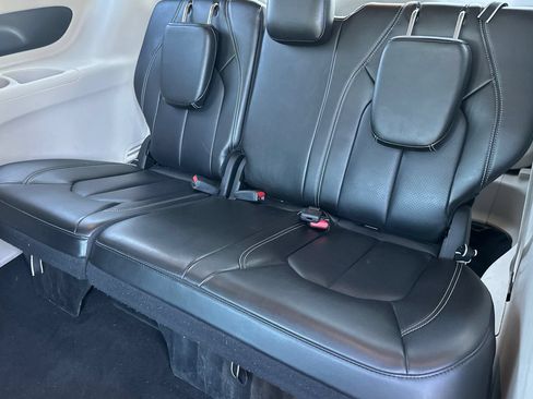 Used 2023 Chrysler Pacifica Touring-L FWD image 17