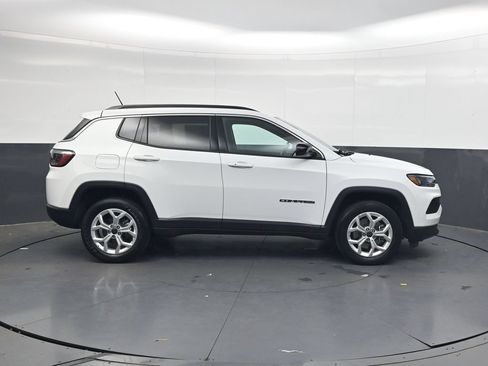 Used 2025 Jeep Compass Latitude AWD/4WD image 4