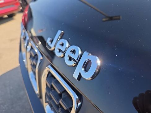 Used 2025 Jeep Compass Latitude w/ Sun & Sound Group image 40