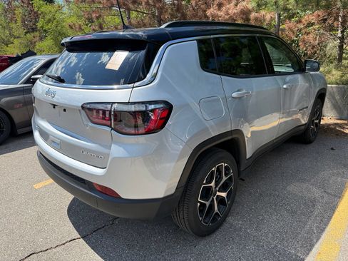 Used 2025 Jeep Compass Limited AWD/4WD image 2