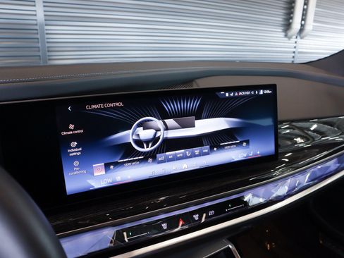 Used 2025 BMW 740i w/ Premium Package RWD image 22