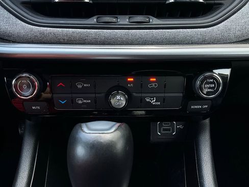 Used 2025 Jeep Compass Latitude image 27