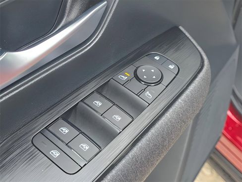 Used 2025 Nissan Kicks SV w/ Illumination Package image 18