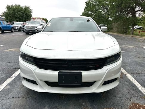 Used 2018 Dodge Charger SXT image 2