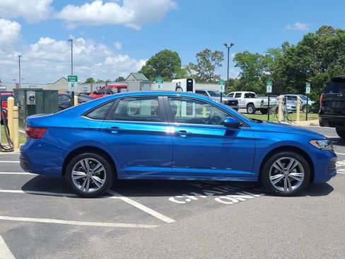Used 2023 Volkswagen Jetta SE FWD image 4