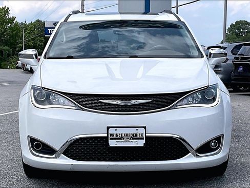 Used 2018 Chrysler Pacifica Limited w/ Tire & Wheel Group FWD image 2