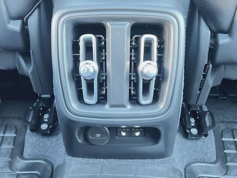 Used 2023 Volvo XC40 B5 Plus w/ Protection Package Premier image 23