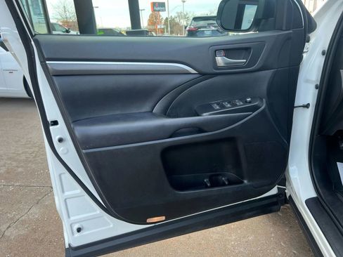 Used 2019 Toyota Highlander SE image 12