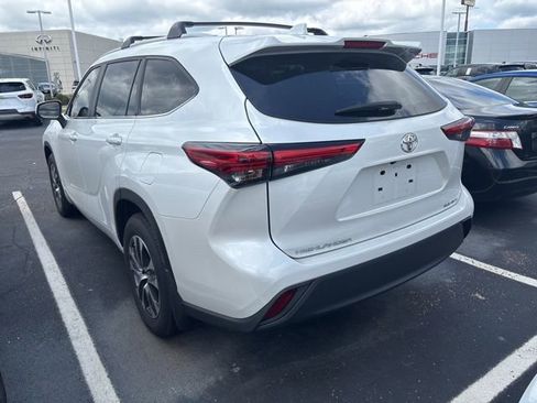 Used 2023 Toyota Highlander XLE AWD/4WD image 4